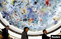 美国常驻联合国代表黑利在日内瓦举行的联合国人权理事会会议上发表讲话后离开会场。(2017年6月6日)