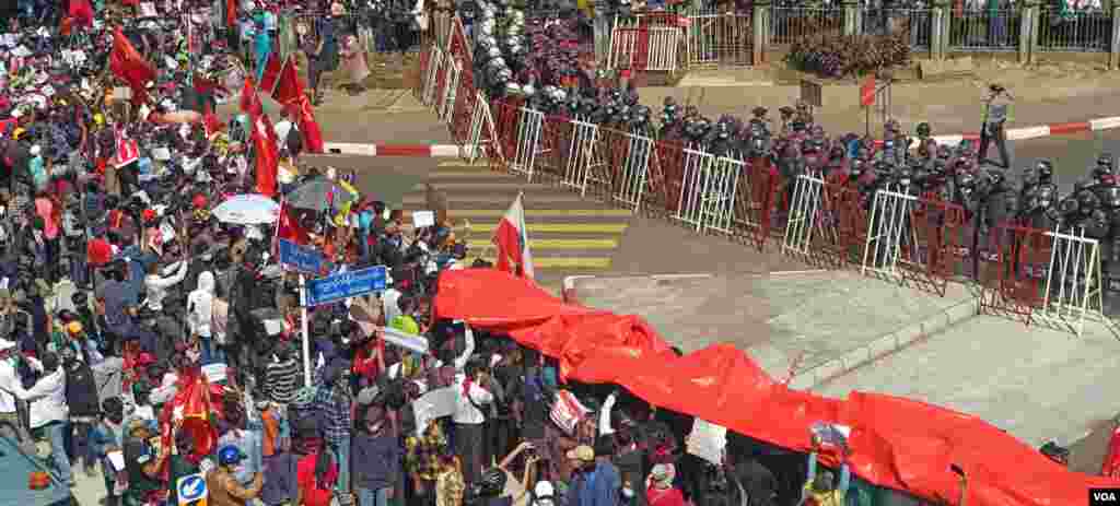 ရန်ကုန်မြို့ လှည်းတန်းအနီး စစ်အာဏာဆန့်ကျင် ဆန္ဒပြပွဲ မြင်ကွင်း။