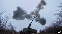 На фото - українська бригада веде вогонь із самохідної гаубиці по російських позиціях з Донецької області, Україна, 23 січня 2025 р. AP Photo/Evgeniy Maloletka