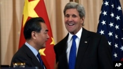 美国国务卿克里和中国外长王毅在美国国务院举行联合记者会后交谈。(2016年2月23日)