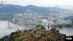 香港抗议者星期天(10/13)在狮子山上竖起自由民主女神像。图片为制作团队提供。