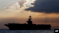 停靠在马尼拉湾的美国海军罗斯福航空母舰为菲律宾官员和商人举行招待会。(2018年4月13日)