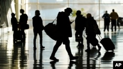 资料照:美国盐湖城国际机场内的旅客 (美联社,2020年10月27日)