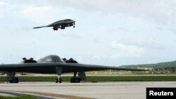 资料照:在关岛安德森空军基地的B-2隐形轰炸机。(2016年8月24日)