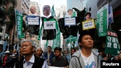 香港示威者举着标语牌:“反对释法,撤回复核,守护民选制度,我要真普选”(2017年1月1日)