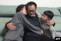 中国人权律师王全璋回到北京家中与妻儿团圆。(2020年4月27日)