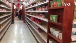 疫情当前,加州洛杉矶华人聚集区一家超市的货架日渐“骨感”。 疫情当前,加州洛杉矶华人聚集区一家超市的货架日渐“骨感”。