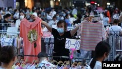 中国湖北省的小摊贩在武汉市江汉路摆摊叫卖。(2020年6月9日)