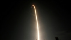 运载四名宇航员的龙飞船2020年11月15日晚在肯尼迪太空中心腾空而起(路透社)