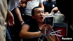 在香港机场因无法出示记者证被疑为公安而被打的环球网“记者”付国豪 (2019年8月13日)