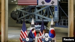 韩国总统尹锡悦2023年4月25日在美国副总统卡玛拉·哈里斯(Kamala Harris)陪同下参访美国国家航空航天局(NASA)戈达德航天中心。(路透社)