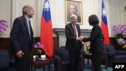 台湾总统蔡英文2024年1月15日会见到访的美国前白宫国家安全顾问斯蒂芬·哈德利(Steven Hadley)和前美国副国务卿詹姆斯·斯坦伯格(James Steinberg,左)。(媒体联访照片)