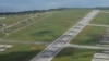多架美军军机在关岛安德森空军基地展示“大象漫步”。(路透社:2020年4月13日)