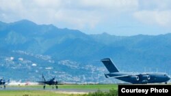 两架F35A战机和一架运输机2017年10月30日准备离开夏威夷飞抵日本冲绳 (美军太平洋司令部照片)