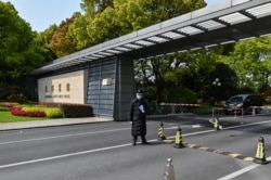 中国保安在美国气候特使克里下榻的上海东郊宾馆大门外站岗。(2021年4月15日)
