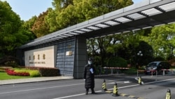中国保安在美国气候特使克里下榻的上海东郊宾馆大门外站岗(法新社2021年4月15日)