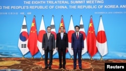 左起:韩国总统文在寅,中国总理李克强,日本首相安倍晋三在中国成都出席中日韩三国领导人峰会。(2019年12月24日)
