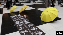 在台湾台北车站声援香港的快闪行动,台、港人合唱“愿荣光归香港”。(美国之音李玟仪摄)