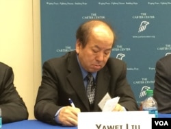美国卡特中心中国项目主任刘亚伟在卡特中心举行的世界中国学论坛会议上(2015年5月6日,美国之音莉雅拍摄)