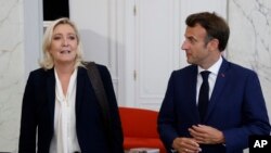 Tổng thống Pháp Emmanuel Macron (phải) gặp bà Marine Le Pen, lãnh đạo đảng NR cực hữu của Pháp, tại Cung điện Elysee vào ngày 21/6/2022 ở Paris.