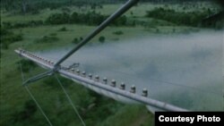 Chất Agent Orange phun ra từ máy bay trực thăng (Courtesy photo).