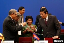 中国财政部长 楼继伟 (右)在 亚洲基础设施投资银行 签字仪式上举杯祝酒(2014年10月24日)
