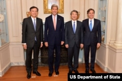 左起:日本外务次官齐木昭隆、美国国务卿克里、韩国外交部第一次官赵太庸、美国副国务卿布林肯(图片来源:美国国务院)