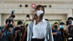 资料图:香港著名学运领袖周庭来到香港一家法庭接受庭审。(美联社2020年11月23日)