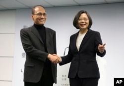 2016年3月15日,台湾总统当选人蔡英文和她选择的行政院长林全(左)在民进党总部