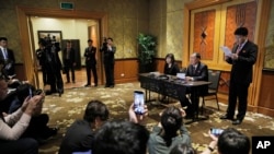 美朝会谈后朝鲜外相李勇浩(右二)在河内举行记者会