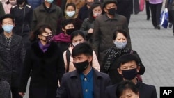 (资料照)2020年4月1日,朝鲜首都平壤的人因担心新型冠状病毒扩散戴上口罩。