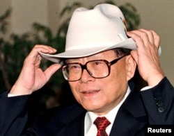 资料照:中国前领导人江泽民1997年11月访问加拿大时被赠予一顶牛仔帽。