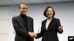 台湾总统当选人蔡英文和他选择的行政院长林全(左)在民进党总部(2016年3月15日)