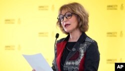 国际特赦组织秘书长艾格尼丝·卡拉马德 (Agnes Callamard) 在伦敦举行的记者会上讲话。(2024年4月23日)