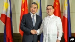 菲律宾外长特奥多罗·洛钦与中国外长王毅会晤。 (2018年10月29日)