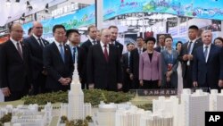 俄罗斯总统普京在中国哈尔滨参观第八届“中国·俄罗斯博览会”。(2024年5月17日)