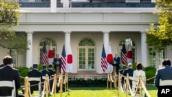 美国总统拜登与日本首相菅义伟在白宫玫瑰园举行联合记者会(2021年4月16日)