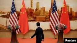 2018年6月14日,美国国务卿蓬佩奥和中国外交部长王毅在北京人民大会堂举行联合新闻发布会前后的会场有两国国旗。
