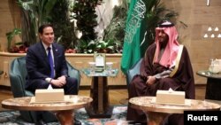 ဆော်ဒီအာရေးဗျနိင်ငံ၊ Riyadh မြို့တွင် တွေ့ဆုံနေကြသည့် အမေရိကန်နိုင်ငံခြားရေးဝန်ကြီး Marco Rubio နှင့် ဆော်ဒီအိမ်ရှေ့မင်းသား Mohammed bin Salman။ (၁၇ ဖေဖော်ဝါရီ ၂၀၂၅) (Reuters)