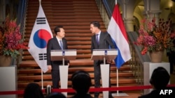 韩国总统尹锡悦2023年12月13日会晤荷兰首相吕特(Mark Rutte)。(法新社)