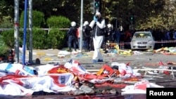 土耳其警方法医专家在10月10日安卡拉爆炸现场进行侦查。(2015年10月10日)