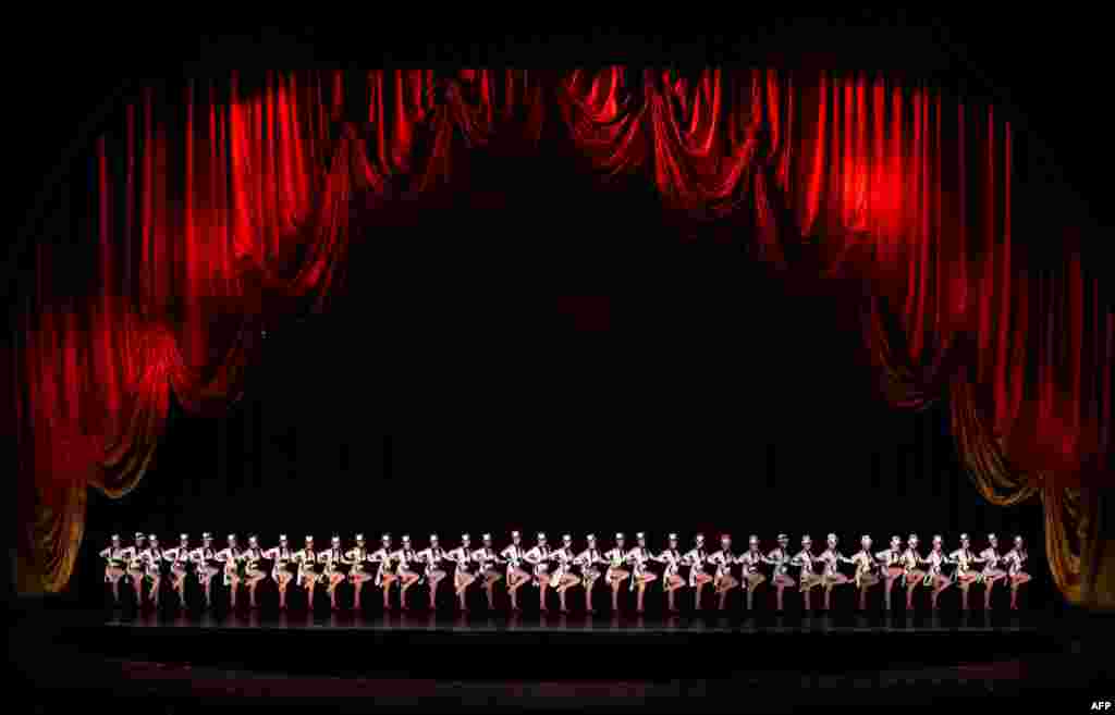 火箭女郎舞蹈团在纽约无线电城音乐厅表演(2016年7月)