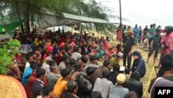 အသစ်ရောက်လာတဲ့ ရိုဟင်ဂျာလှေစီးပြေး ၂၆၄ ယောက်ကို ဒုက္ခသည်စာရင်းသွင်းဖို့ အင်ဒိုနီးရှားနိုင်ငံ၊ အာချေးဒေသမှာ ဆောင်ရွက်နေစဥ်။ (ဇန်နဝါရီ ၆၊ ၂၀၂၅)