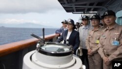 台湾总统蔡英文(左二)在海军苏澳基地视察台湾海军。(2018年4月13日)