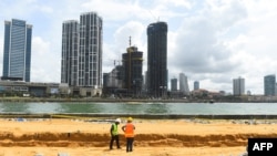工人在斯里兰卡科伦坡中国资助的港口城项目建筑工地上工作。(2019年11月8日)