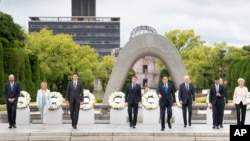 G7领导人在出席会议前在日本广岛核弹爆炸纪念碑献花圈。(2023年5月19日)