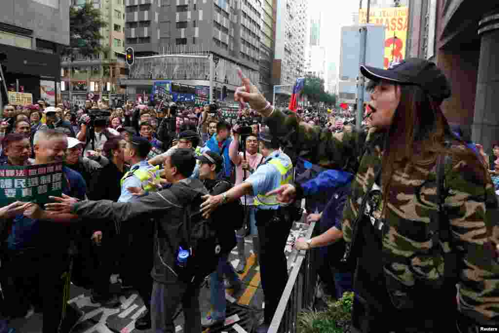 在香港元旦游行现场,也有亲中团体示威,两派隔空对喊,中间有栅栏隔开(2017年1月1日)