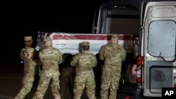 在德拉瓦州多佛空军基地,空军殡仪队成员把枪击案死难者、海军见习航空兵卡梅伦·斯科特·沃尔特斯的灵柩抬入车内。(2019年12月8日)