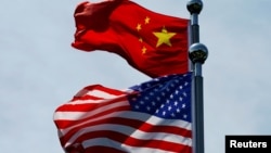 资料照片:中国上海外滩附近的中美两国国旗。(2019年7月30日)