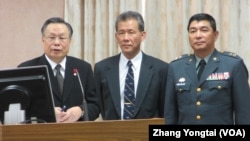 台湾国防部长严明(左一)在立法院接受质询